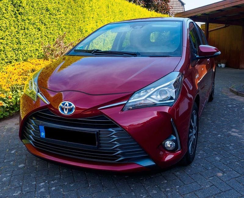 Rot Gebraucht 2020 Toyota Yaris Club Limousine | 16.400 € (Fairer Preis) - Bild 1/4