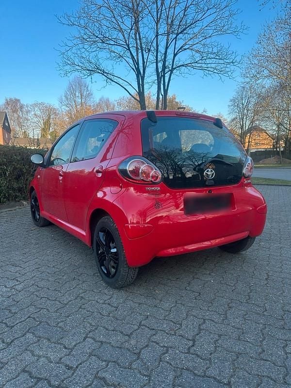 Gebraucht Toyota Aygo 68 PS (50 kW) 2012 Rot Kleinwagen