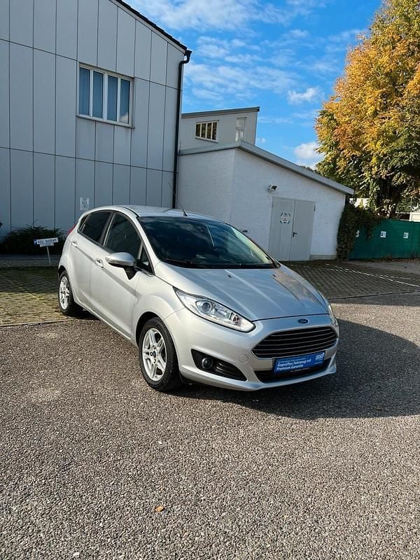 Silber Gebraucht 2013 Ford Fiesta Kleinwagen | 6.490 € - Bild 1/4
