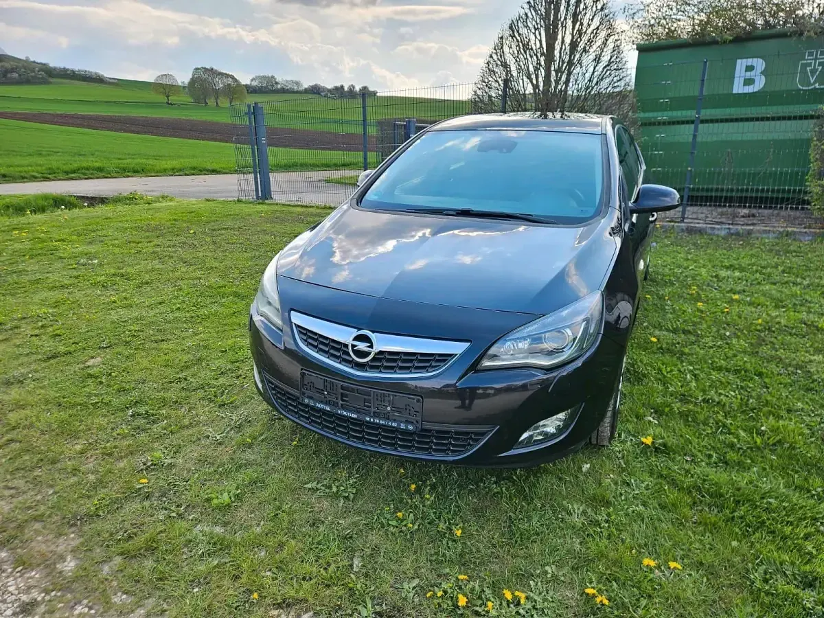 Używany Opel Astra 110 KM (80 kW) 2010 Czarny Sedan/Limuzyna