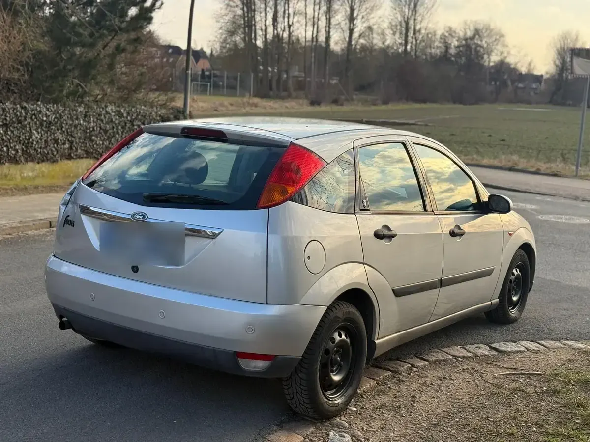 Occasion Ford Focus Ghia 101 ch (74 kW) 2001 Argent Berline