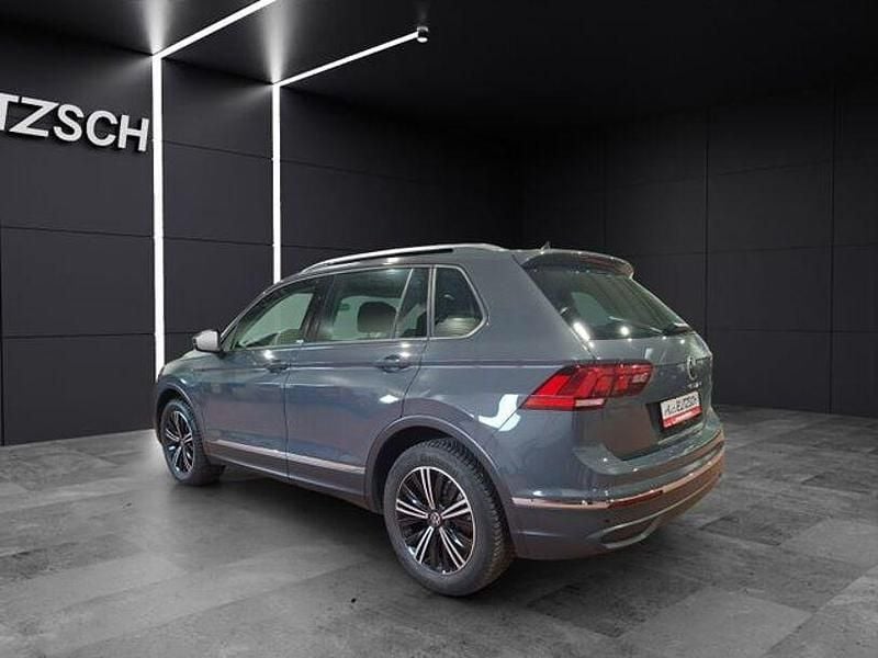 Gebraucht VW Tiguan Active 131 PS (96 kW) 2022 Delfingrau metallic SUV