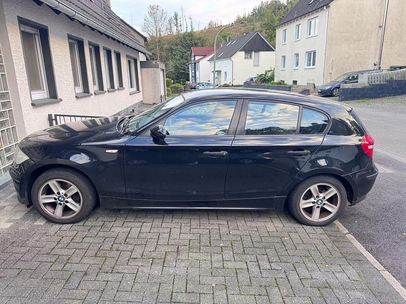 Gebraucht BMW 116 122 PS (89 kW) 2006 Schwarz Kleinwagen
