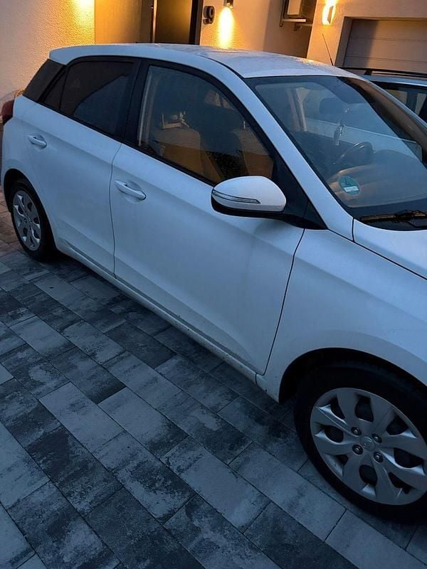 Gebraucht Hyundai i20 75 PS (55 kW) 2016 Weiß Kleinwagen