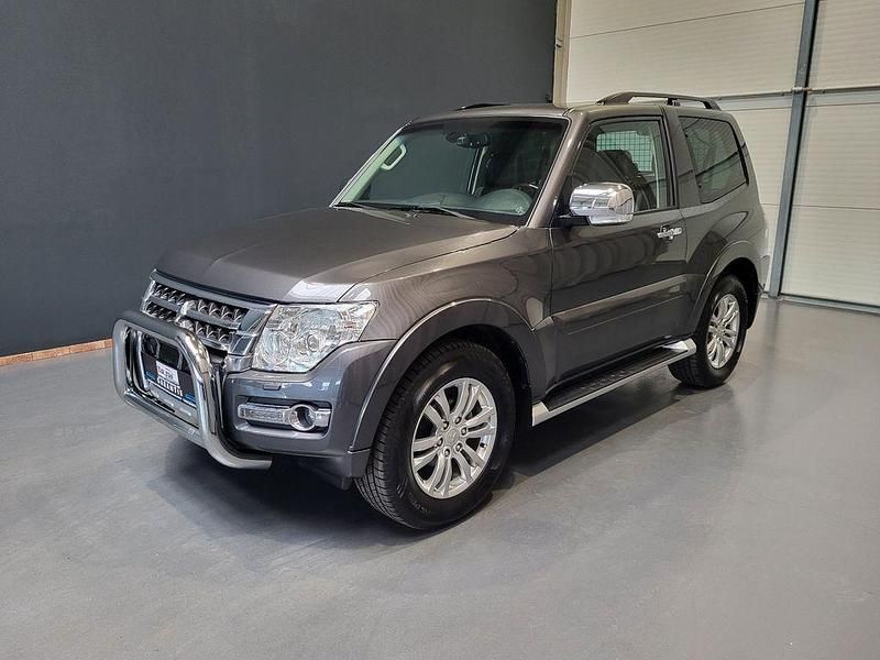 Gebraucht Mitsubishi Pajero Top 190 PS (139 kW) 2015 Mineralgrau SUV