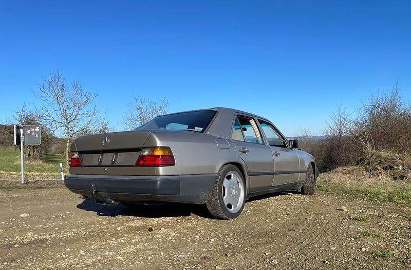 Gebraucht Mercedes E230 131 PS (96 kW) 1988 Gold Limousine