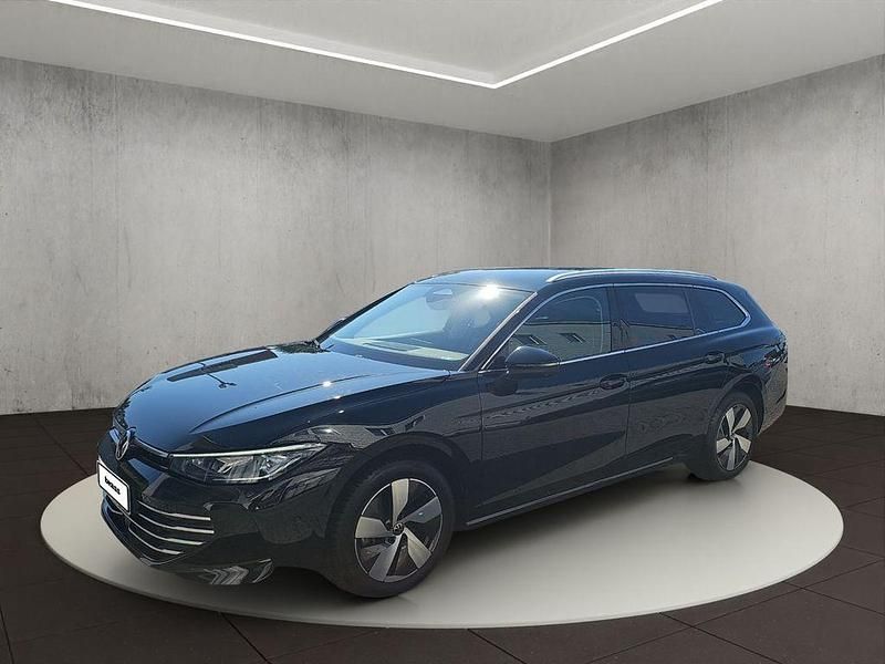 Grenadillschwarz metallic Gebraucht 2024 VW Passat Elegance Kombi | 34.900 € (Fairer Preis) - Bild 1/4