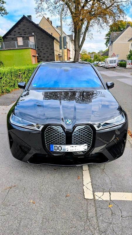 Grau Gebraucht 2024 BMW iX SUV | 46.900 € (Superpreis) - Bild 1/4