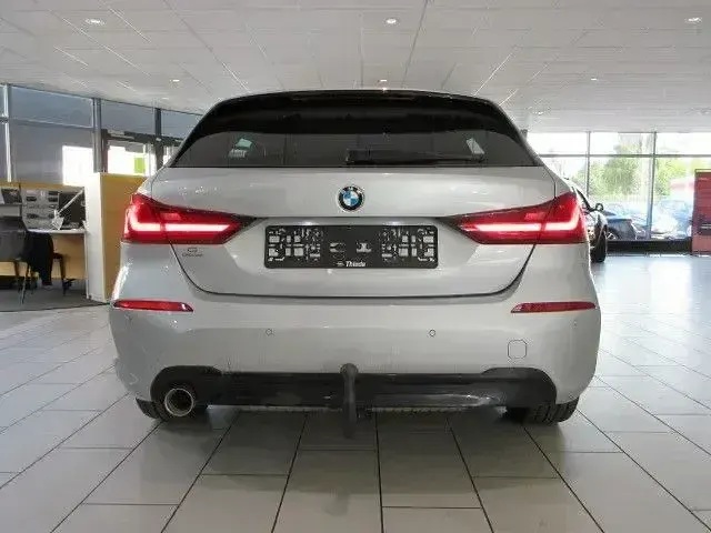 Gebraucht BMW 118 Sport Line 140 PS (102 kW) 2020 Glaciersilber metallic Kleinwagen