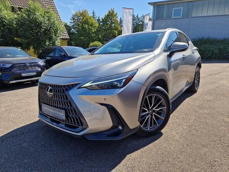 Titaniumsilber (metallic) Gebraucht 2022 Lexus NX450h+ E-FOUR Executive Line SUV | 49.990 € (Fairer Preis) - Bild 1/4