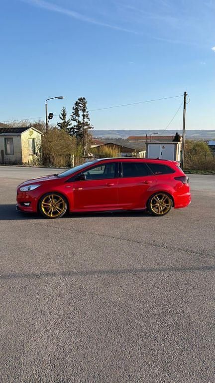 Gebraucht Ford Focus ST-Line 190 PS (139 kW) 2016 Rot Kombi