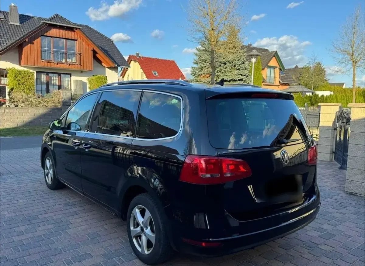 Second-hand VW Sharan 170 CP (125 kW) 2012 Negru Monovolum