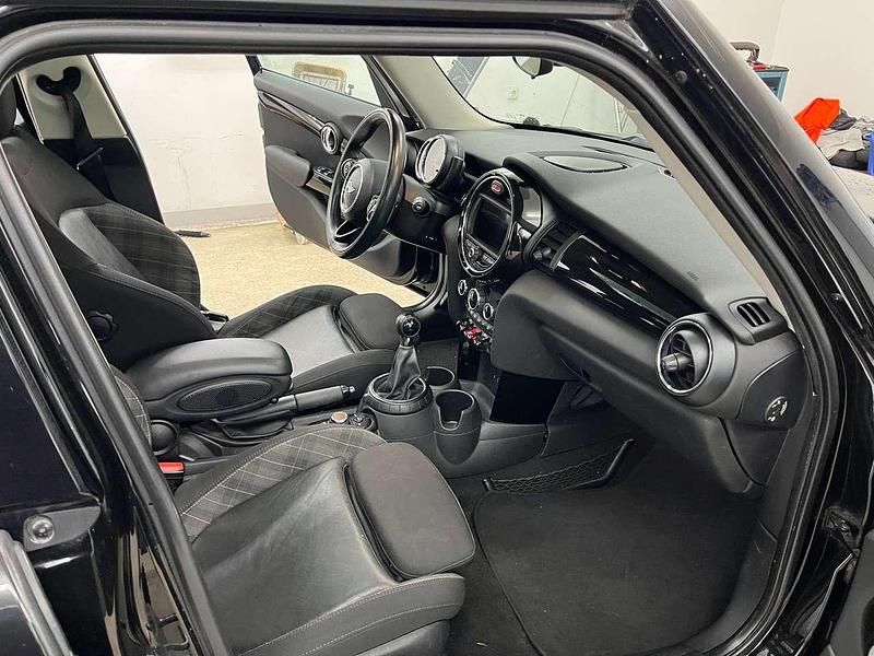 Gebraucht Mini Cooper Chili 136 PS (100 kW) 2015 Midnight black metallic Kleinwagen