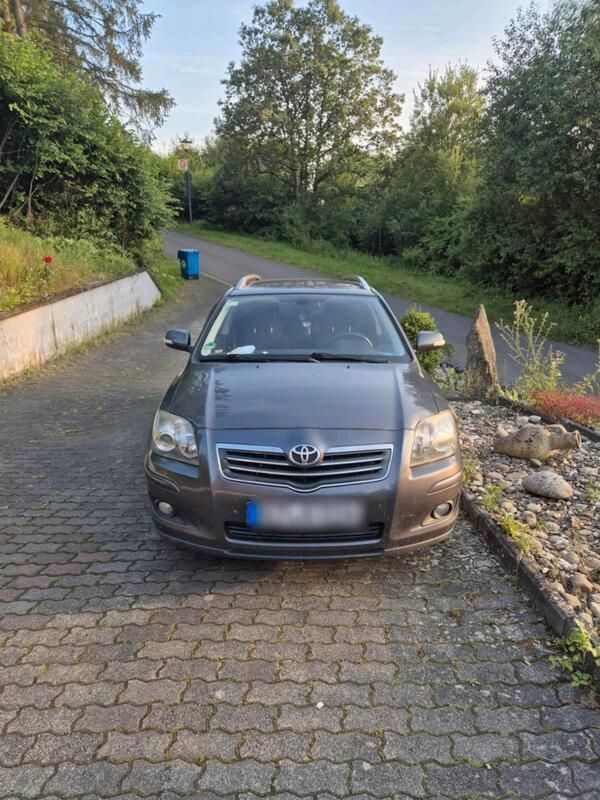 Grau Gebraucht 2006 Toyota Avensis Kombi | 2.350 € (Fairer Preis) - Bild 1/4