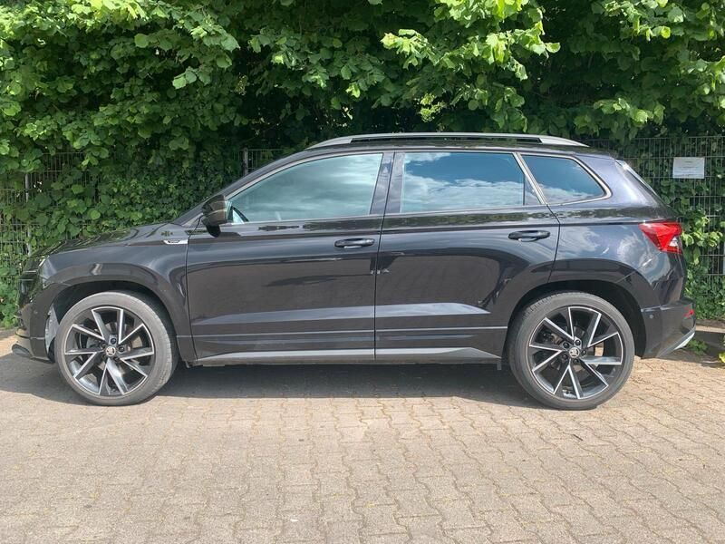 Schwarz Gebraucht 2020 Skoda Karoq SportLine SUV | 29.000 € (Fairer Preis) - Bild 1/4