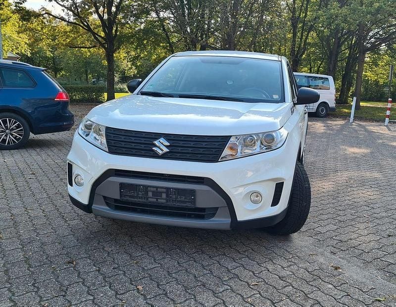 Weiß Gebraucht 2017 Suzuki Vitara Club SUV | 11.900 € (Fairer Preis) - Bild 1/4