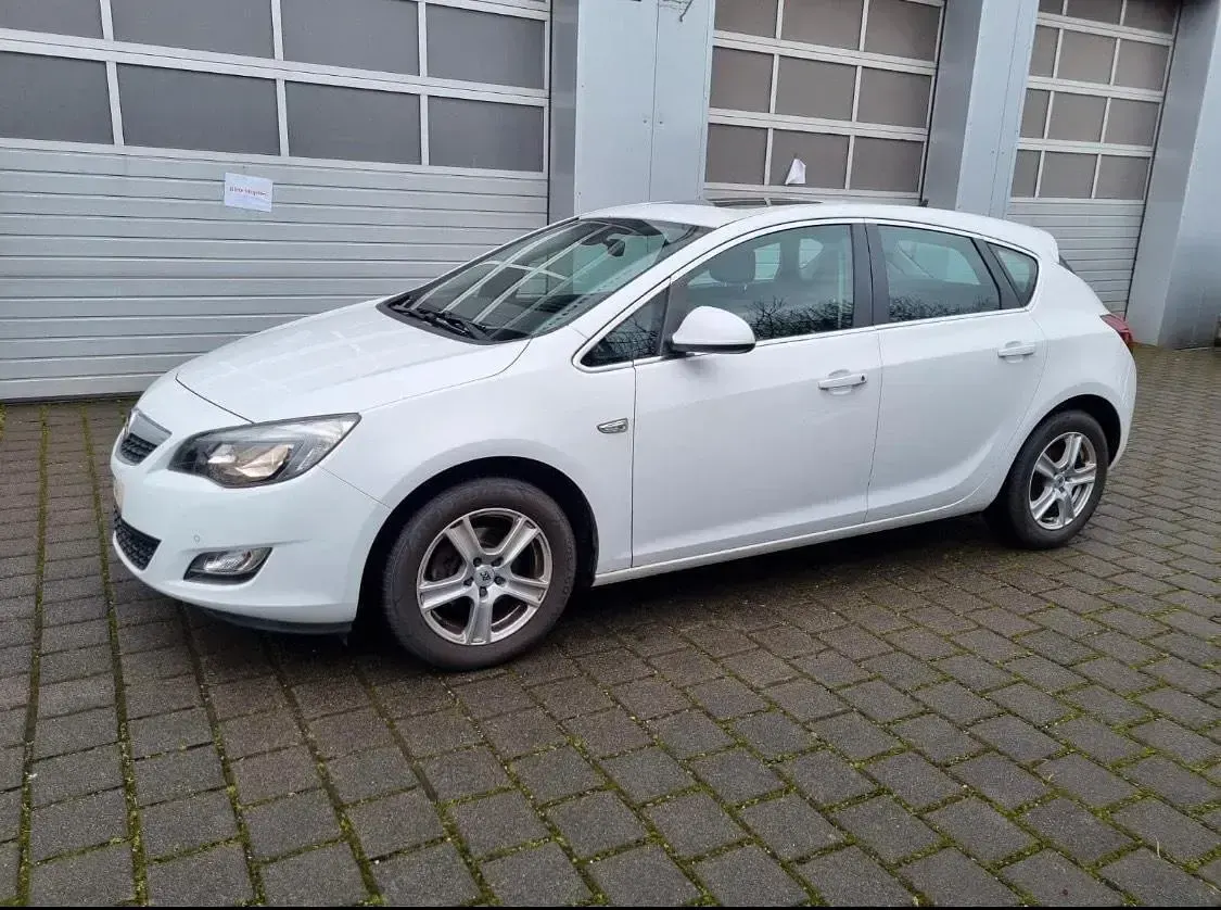 Używany Opel Astra 101 KM (74 kW) 2010 Biały Hatchback