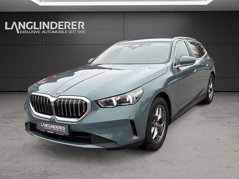 Cape york gruen metallic Gebraucht 2024 BMW 520 Kombi | 47.900 € (Superpreis) - Bild 1/4