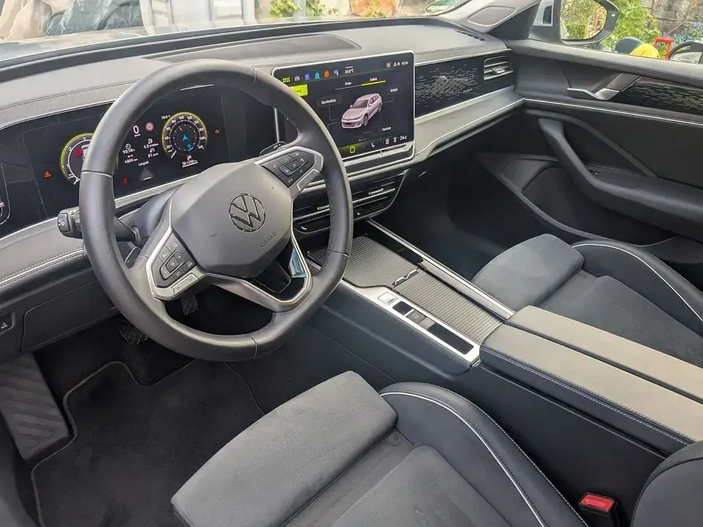 Gebraucht VW Passat Elegance 150 PS (110 kW) 2024 Silber Kombi