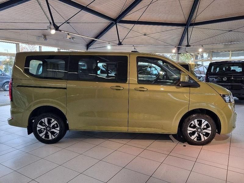 Neu VW T6.1 150 PS (110 kW) 2025 Grün Van