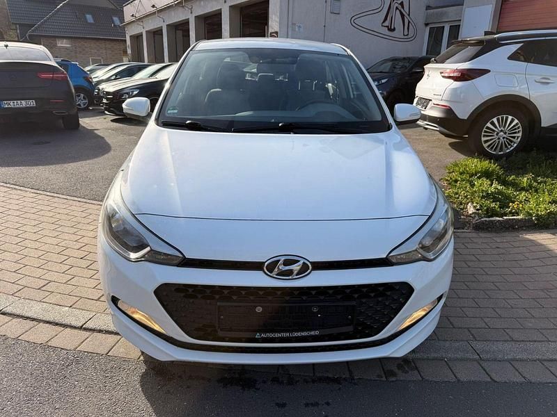 Gebraucht Hyundai i20 Classic 75 PS (55 kW) 2016 Weiß Limousine