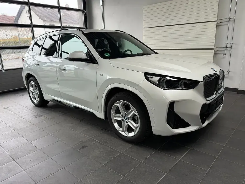 Gebraucht BMW iX1 M Sport 230 kW (313 PS) 2024 Mineralweiss metallic SUV