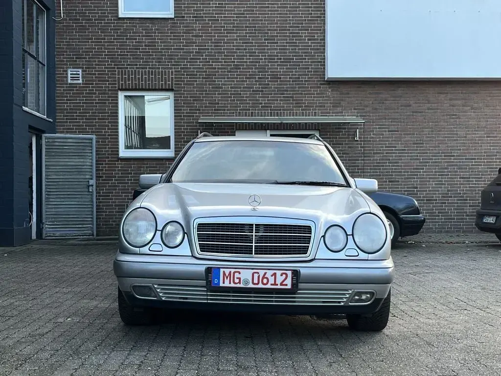 Używany Mercedes E230 Classic 150 KM (110 kW) 1997 Srebrny Kombi