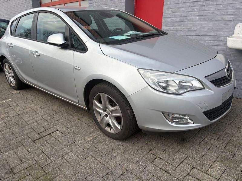 Gebraucht Opel Astra Design Edition 125 PS (91 kW) 2011 Silber Limousine