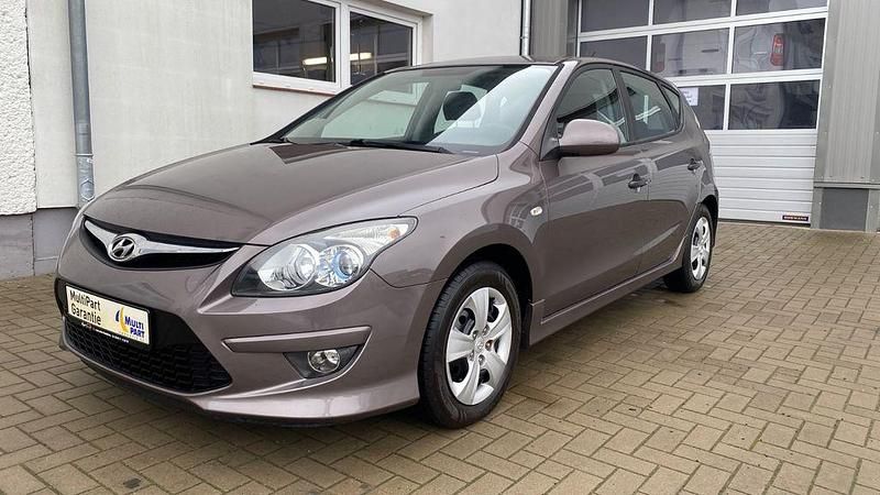 Beige Gebraucht 2011 Hyundai i30 Classic Limousine | 5.400 € (Etwas zu teuer) - Bild 1/4
