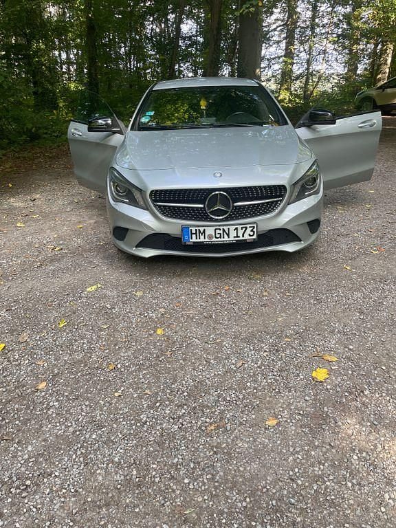 Silber Gebraucht 2013 Mercedes CLA200 Edition 1 Limousine | 15.500 € (Fairer Preis) - Bild 1/4