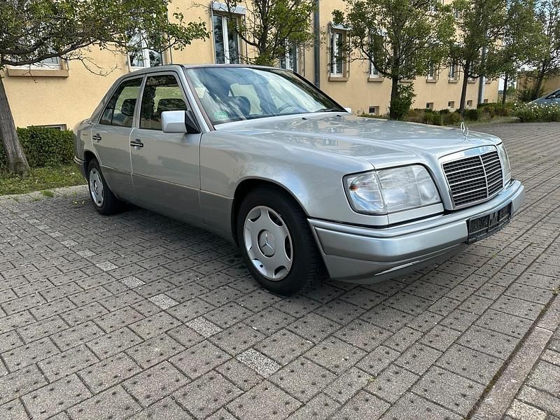 Silber Gebraucht 1995 Mercedes E220 Limousine | 11.990 € - Bild 1/4