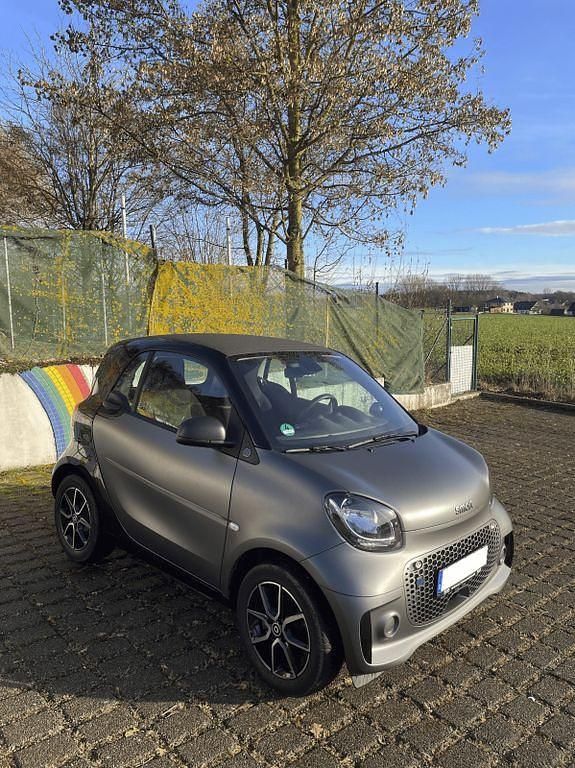 Grau Gebraucht 2021 Smart ForTwo Electric Drive Coupé | 9.700 € (Fairer Preis) - Bild 1/4