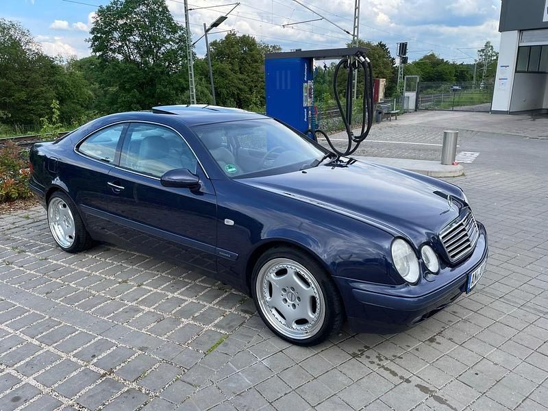 Blau Gebraucht 1998 Mercedes CLK230 Elegance Coupé | 5.900 € - Bild 1/4