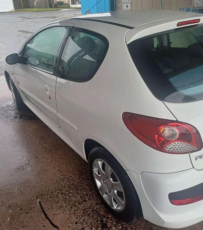 Gebraucht Peugeot 206 60 PS (44 kW) 2012 Weiß Limousine