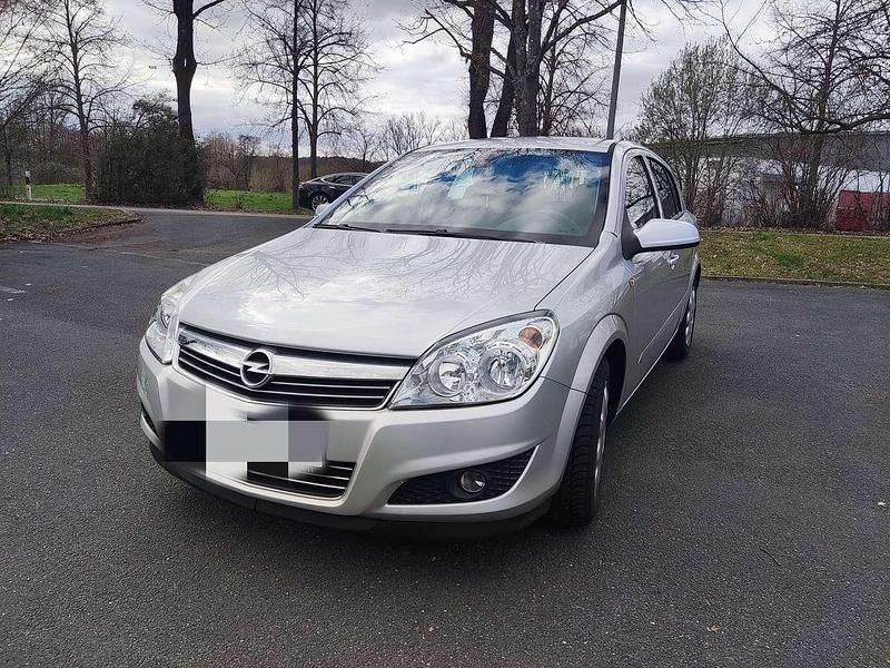 Używany Opel Astra 116 KM (85 kW) 2009 Szary Hatchback