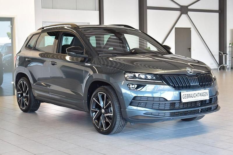 Quarzgrau metallic Gebraucht 2021 Skoda Karoq SportLine SUV | 26.699 € (Fairer Preis) - Bild 1/4
