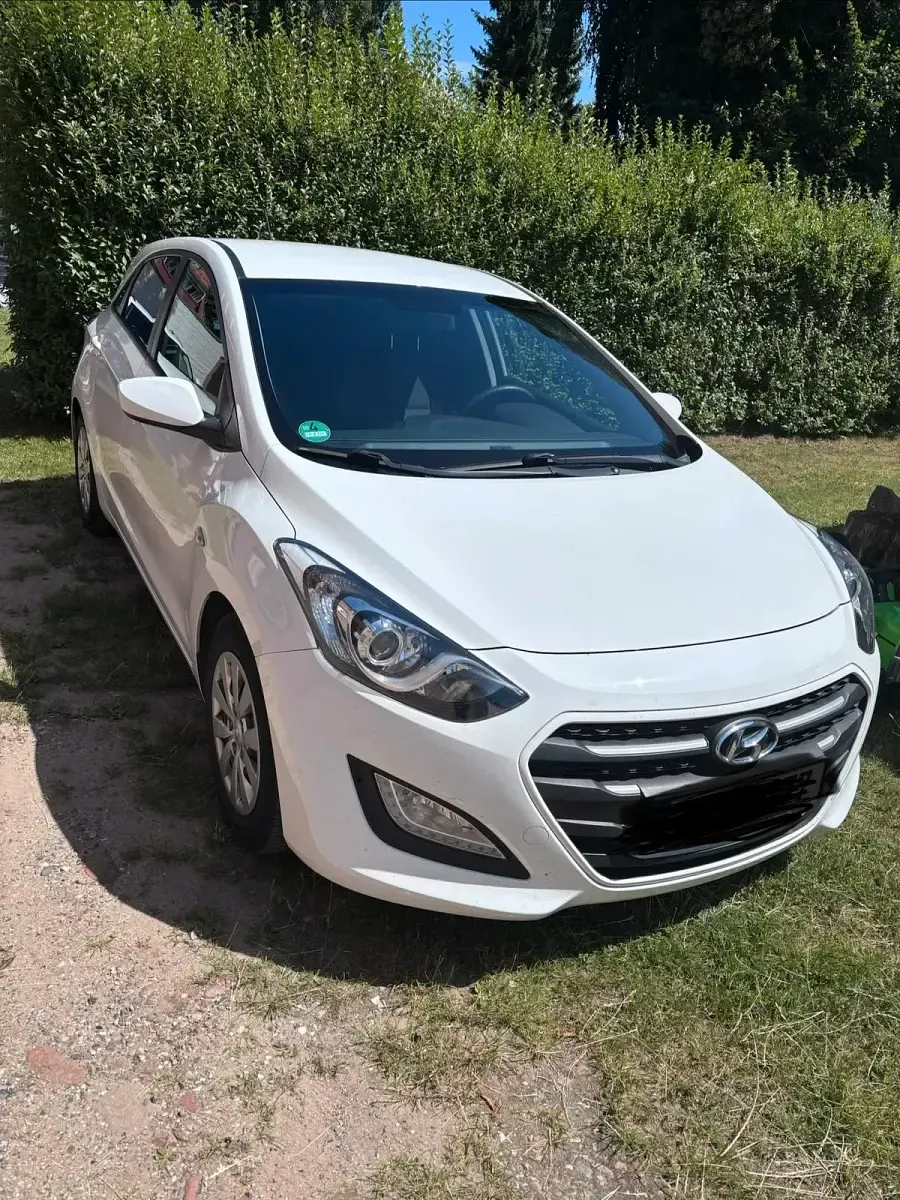 Gebraucht Hyundai i30 101 PS (74 kW) 2016 Weiß Limousine