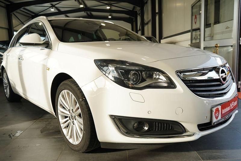 Weiß Gebraucht 2016 Opel Insignia Innovation Kombi | 12.490 € (Etwas zu teuer) - Bild 1/4