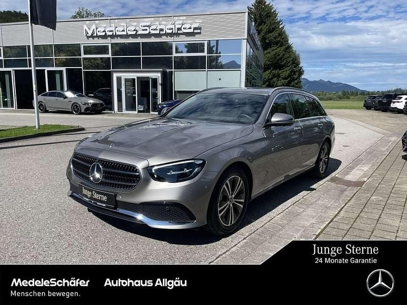 Mojavesilber Gebraucht 2023 Mercedes E220 Avantgarde Kombi | 40.660 € (Fairer Preis) - Bild 1/4