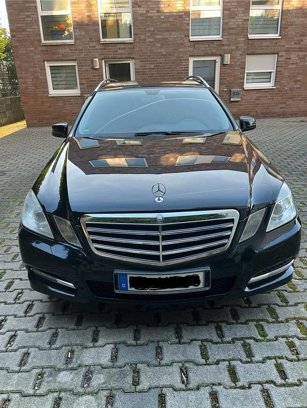 Schwarz Gebraucht 2012 Mercedes E220 Avantgarde Kombi | 11.000 € (Fairer Preis) - Bild 1/4