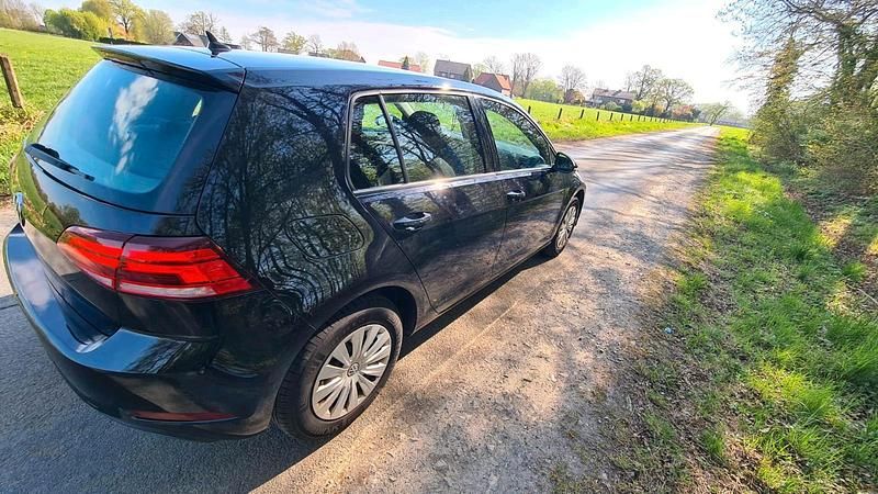 Gebraucht VW Golf VII 86 PS (63 kW) 2018 Schwarz Kleinwagen