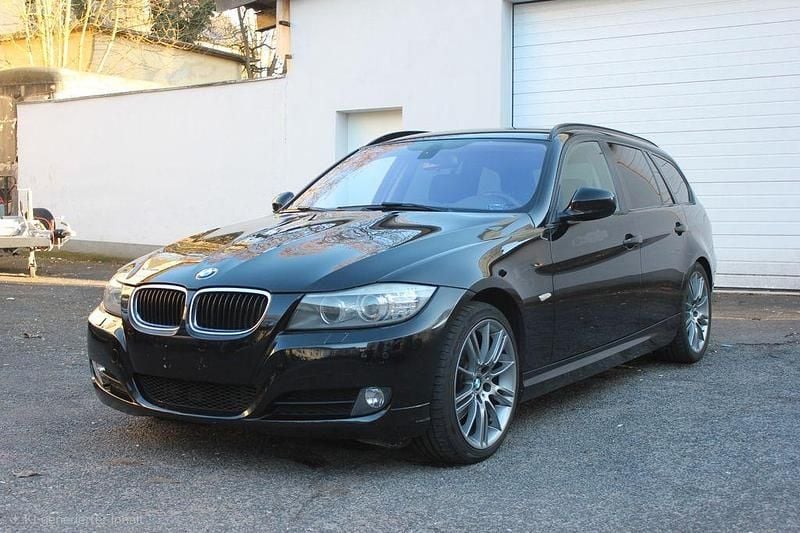 Gebraucht BMW 320 163 PS (119 kW) 2011 Schwarz Kombi