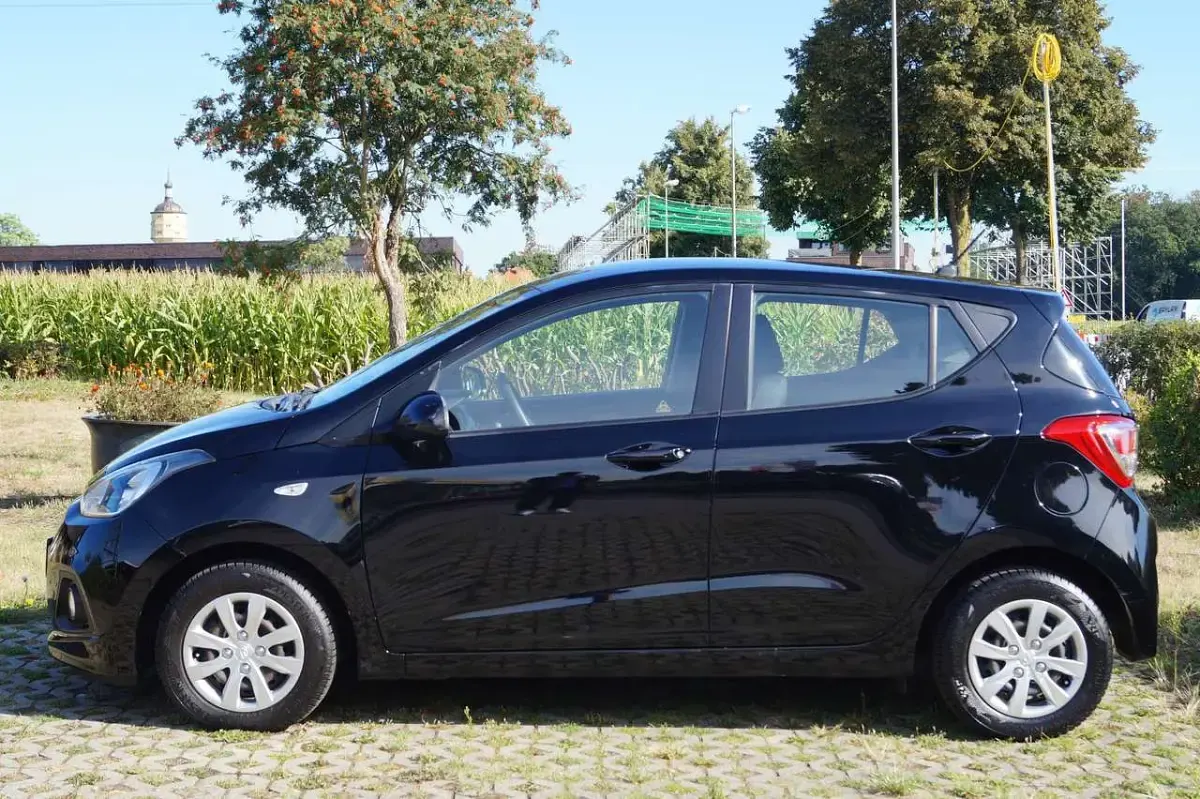 Gebraucht Hyundai i10 67 PS (49 kW) 2016 Schwarz Kleinwagen