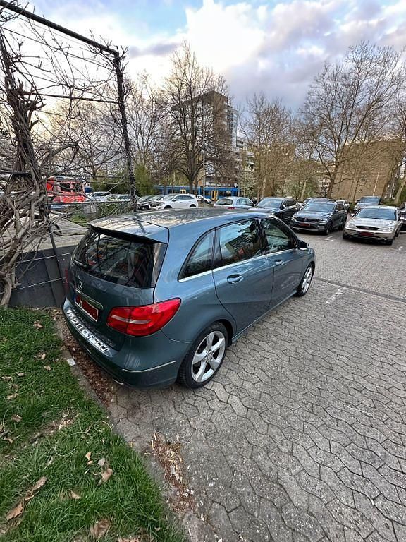 Gebraucht Mercedes B200 156 PS (114 kW) 2012 Blau Van / Kleinbus