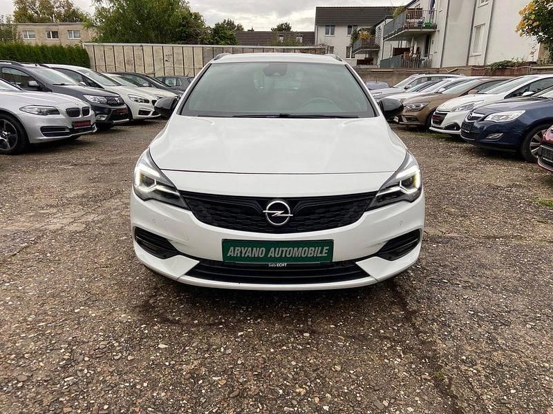 Weiß Gebraucht 2021 Opel Astra Ultimate Limousine | 10.999 € (Teuer) - Bild 1/4