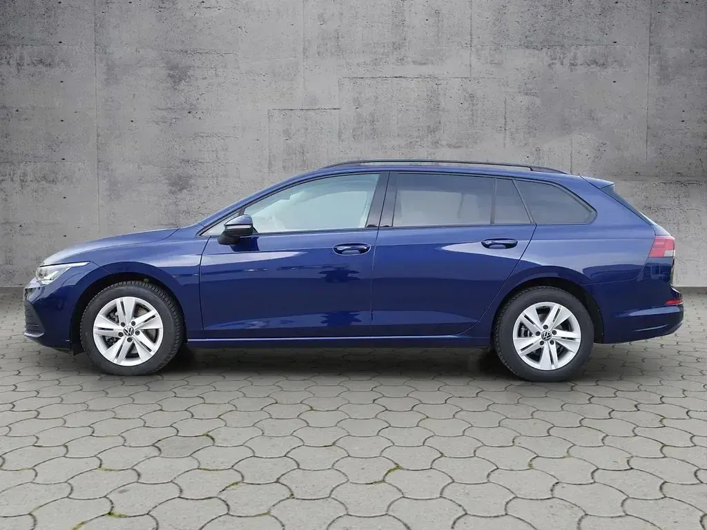 Gebraucht VW Golf VIII Life 150 PS (110 kW) 2022 Atlantik blue metallic Kombi