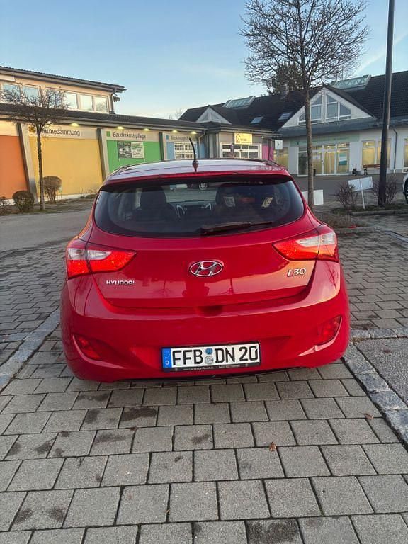 Gebraucht Hyundai i30 Classic 90 PS (66 kW) 2012 Rot Limousine