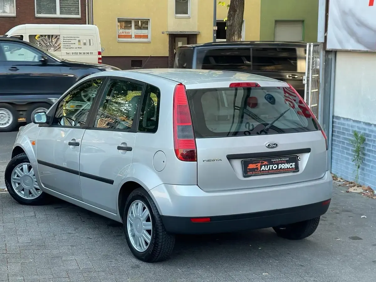 Gebraucht Ford Fiesta Ambiente 80 PS (58 kW) 2002 Silber Kleinwagen