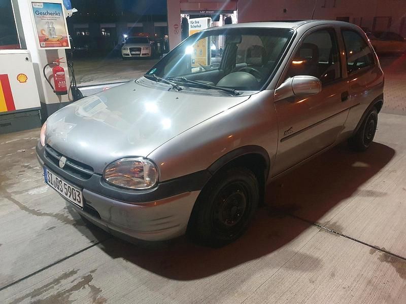 Grau Gebraucht 1996 Opel Corsa Kleinwagen | 650 € (Fairer Preis) - Bild 1/4
