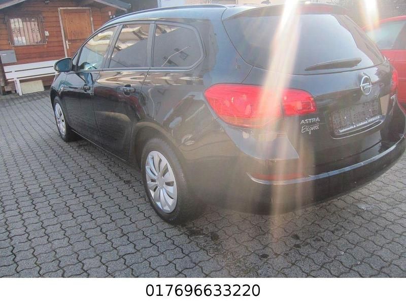 Gebraucht Opel Astra Design Edition 101 PS (74 kW) 2011 Schwarz Kombi